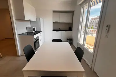 Cuisine ou kitchenette dans l'établissement Antibes 24 personnes centre ville