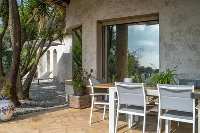 Balcon ou terrasse dans l'établissement Magnifique villa avec piscine