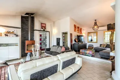 Coin salon dans l'établissement Magnifique villa avec piscine