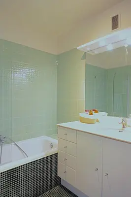 Salle de bains dans l'établissement Vue unique sur toute la baie de Cannes et la mer