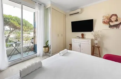 Un ou plusieurs lits dans un hébergement de l'établissement Studio Cap d Antibes Balcon vue mer