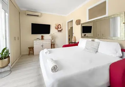 Télévision ou salle de divertissement dans l'établissement Studio Cap d Antibes Balcon vue mer