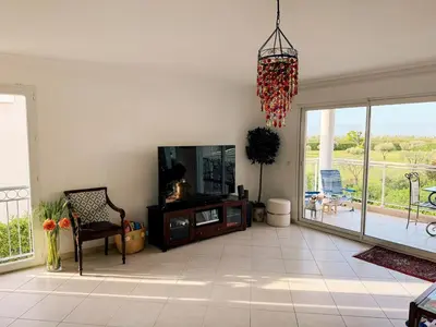 Télévision ou salle de divertissement dans l'établissement Spacious Seaside Condo with Garden & Sea-View
