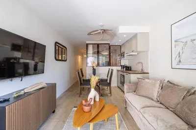 Cuisine ou kitchenette dans l'établissement Super appartement centre Juan les Pins proche mer