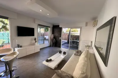 Télévision ou salle de divertissement dans l'établissement REF 1921 - Cannes - Apartment for rent