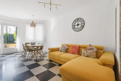 Coin salon dans l'établissement Apartment with garden near the beach