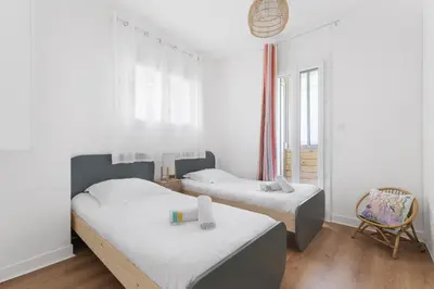 Un ou plusieurs lits dans un hébergement de l'établissement Apartment with garden near the beach