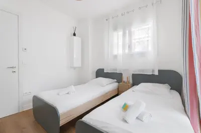 Un ou plusieurs lits dans un hébergement de l'établissement Apartment with garden near the beach