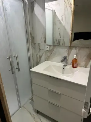 Salle de bains dans l'établissement Normandy