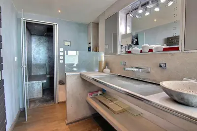 Salle de bains dans l'établissement Penthouse de charme