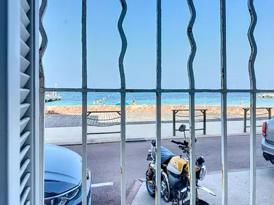 Vue générale sur la mer ou vue sur la mer prise depuis l'appartement