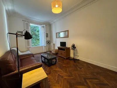 Télévision ou salle de divertissement dans l'établissement Beau 2 pièces, art déco, plein centre