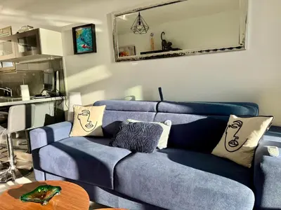Coin salon dans l'établissement Studio Azur face à la mer - Parking privé