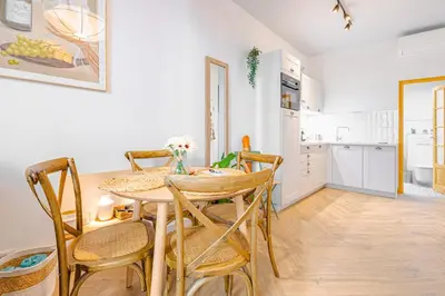 Cuisine ou kitchenette dans l'établissement Newly Renovated Gem, Old Antibes