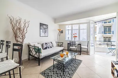Coin salon dans l'établissement L'ESPRIT CROISETTE avec balcon à cote du Martinez