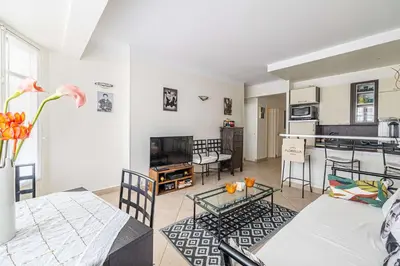 Télévision ou salle de divertissement dans l'établissement L'ESPRIT CROISETTE avec balcon à cote du Martinez
