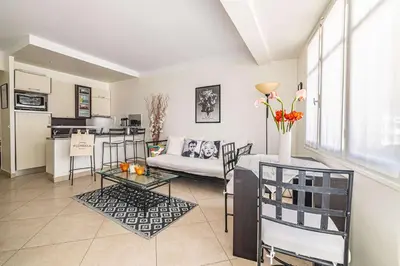 Cuisine ou kitchenette dans l'établissement L'ESPRIT CROISETTE avec balcon à cote du Martinez