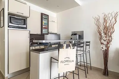 Cuisine ou kitchenette dans l'établissement L'ESPRIT CROISETTE avec balcon à cote du Martinez