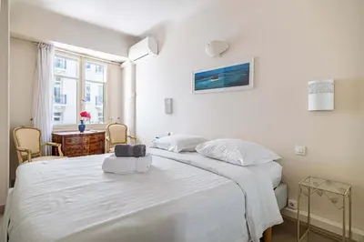 Un ou plusieurs lits dans un hébergement de l'établissement L'ESPRIT CROISETTE avec balcon à cote du Martinez