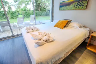 Un ou plusieurs lits dans un hébergement de l'établissement CABOTS Villa Moderne Tout Confort Grand Jardin & Piscine
