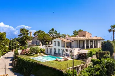 Piscine de l'établissement Villa exclusive au sommet de Cannes, 8 chambres, double piscine, vue sur la mer ou située à proximité