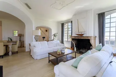 Coin salon dans l'établissement Villa exclusive au sommet de Cannes, 8 chambres, double piscine, vue sur la mer