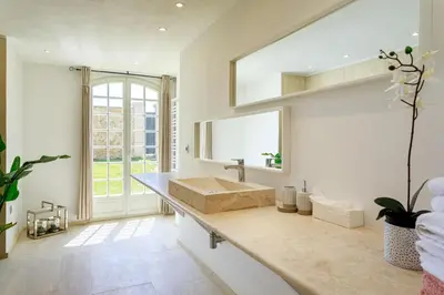 Un ou plusieurs lits dans un hébergement de l'établissement Villa exclusive au sommet de Cannes, 8 chambres, double piscine, vue sur la mer