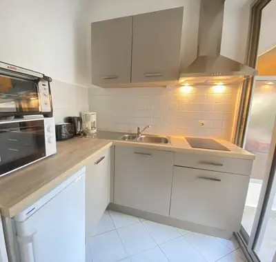 Cuisine ou kitchenette dans l'établissement Cannes proche Croisette - Studio balcon vue sur jardin
