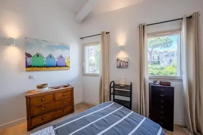 Un ou plusieurs lits dans un hébergement de l'établissement Magnifique villa avec piscine