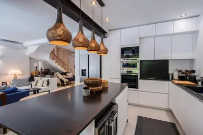 Cuisine ou kitchenette dans l'établissement Magnifique villa avec piscine