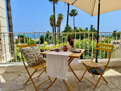 Balcon ou terrasse dans l'établissement Sea-vue 2 Bedroom apartment in Golfe-Juan close to beach