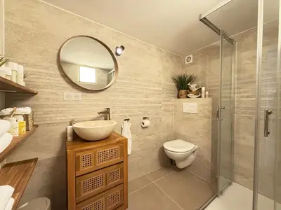 Salle de bains dans l'établissement Sea-vue 2 Bedroom apartment in Golfe-Juan close to beach