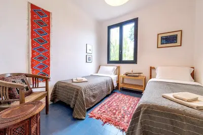 Un ou plusieurs lits dans un hébergement de l'établissement Magical Villa with Secluded Garden - Beach, Port & Centre