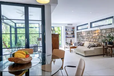 Coin salon dans l'établissement Magical Villa with Secluded Garden - Beach, Port & Centre