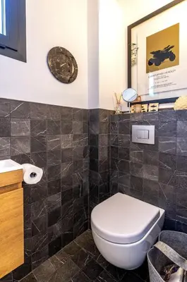 Salle de bains dans l'établissement Magical Villa with Secluded Garden - Beach, Port & Centre