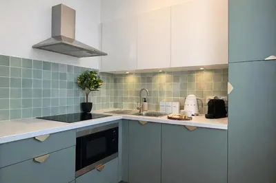 Cuisine ou kitchenette dans l'établissement Suite Chic Carré d'Or - 3min Palais & plages Croisette