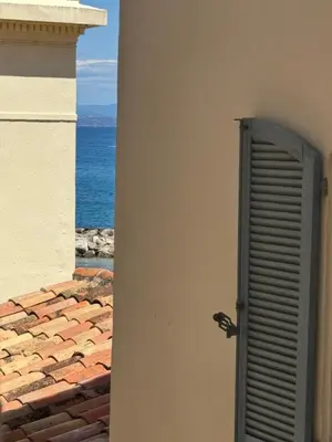 Vue générale sur la mer ou vue sur la mer prise depuis l'appartement