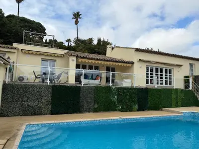 Piscine de l'établissement Villa avec piscine à Super Cannes ou située à proximité