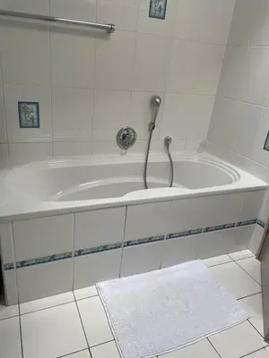 Salle de bains dans l'établissement Villa avec piscine à Super Cannes