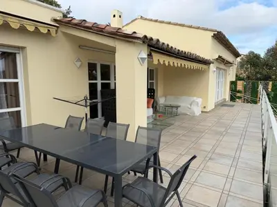Balcon ou terrasse dans l'établissement Villa avec piscine à Super Cannes