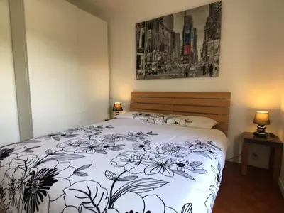 Un ou plusieurs lits dans un hébergement de l'établissement Spacious 3 bed App with pool 5min to JLP beach Ideal for 2 families or 8 people