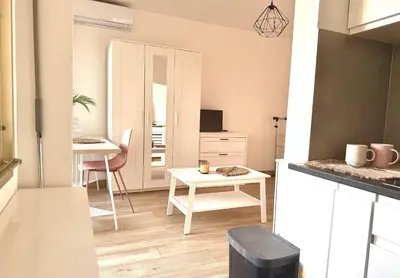 Télévision ou salle de divertissement dans l'établissement Studio cosy a juan les pins