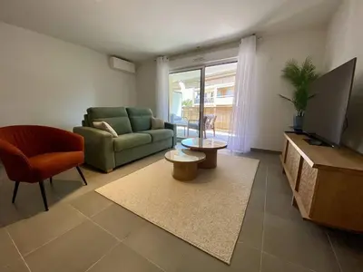 Télévision ou salle de divertissement dans l'établissement Cannes proche Croisette - 3 P tout confort avec balcon
