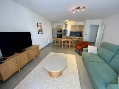 Télévision ou salle de divertissement dans l'établissement Cannes proche Croisette - 3 P tout confort avec balcon
