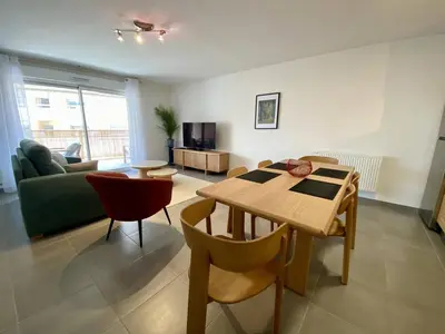 Télévision ou salle de divertissement dans l'établissement Cannes proche Croisette - 3 P tout confort avec balcon