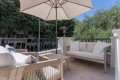 Coin salon dans l'établissement REF 2177- Exceptional Villa in the Heart of Cannes 5mins from La Croisette