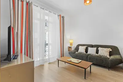 Télévision ou salle de divertissement dans l'établissement 2 chambres , 131 rue d'antibes
