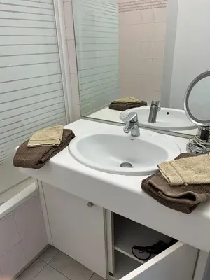 Salle de bains dans l'établissement Studio climatisé 3 mn plage du samedi au samedi Antibes juan les pins