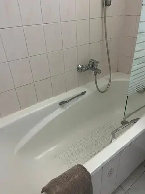 Salle de bains dans l'établissement Studio climatisé 3 mn plage du samedi au samedi Antibes juan les pins