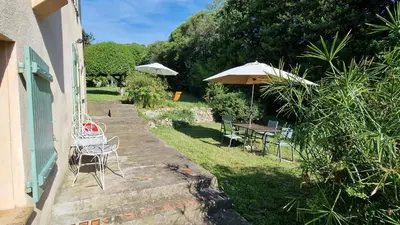 Jardin de l'établissement Un petit coin de tranquile près de la mer